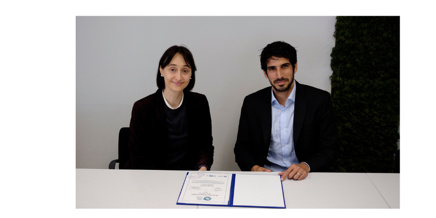 (L) Cristina Gamboa, CEO at the World Green Building Council and (R) Saeed Al Abbar, CEO at AESG sign a new partnership agreement