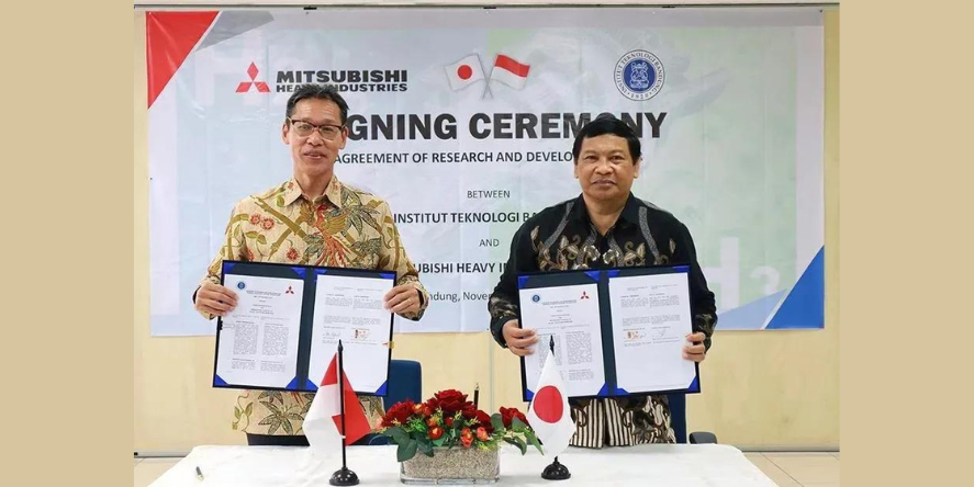 Masanori Yuri (Senior Manager, GTCC Business Division of Energy SystemsMHI) and Prof. I Gede Wenten (Vice RectorITB) at signing ceremony of joint R&D agreement to explore zero carbon technologies