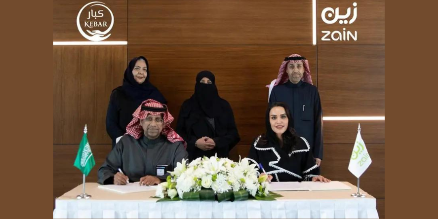 Zain KSA's Corporate Communications General Manager, Eman Abdullah Alsaidi, and Vice Chairman of the Board of Kebar Association, Sami Al Homood signing the agreement.