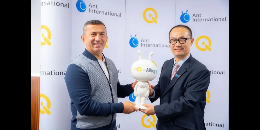 Mr. Bahaa Abdulhussein, Chairman of Qi Card, with Mr. Li Zhixian, General Manager of Digital Payment Technology at Ant International. Image: Courtesy Qi Card