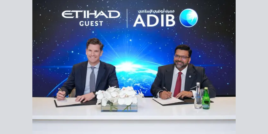 Mark Potter, Managing Director of Etihad Guest at Etihad Airways, and Amit Malhotra, Global Head of Retail Banking at ADIB. Image Courtesy: ADIB