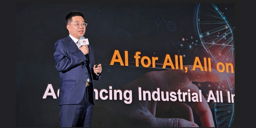 Richard Wu, Vice President of Huawei's Data Communication Product Line, giving a speech in HNS 2026 summit (Image Credit: Huawei official website)