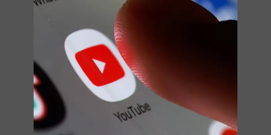 The YouTube app icon on a smartphone in this illustration taken October 27, 2025. REUTERS/Dado Ruvic/Illustration Reuters/REUTERS