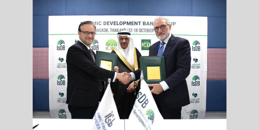 (l-r) Dr. Ghiath Shabsigh of IFSB, with H.E. Dr. Muhammad Al Jasser and Dr. Rami Ahmad from IsDB Group at signing of SCF. Image courtesy-IsDB Group